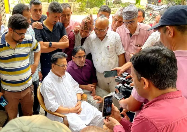 सत्ता गठबन्धनले भरतपुरमा नेकपा माओवादी केन्द्रकी रेनु दाहाललाई उठाएको भए पनि नेपाली कांग्रेसका नेता जगन्नाथ पौडेलले पनि उम्मेदवारी दिएका छन्।