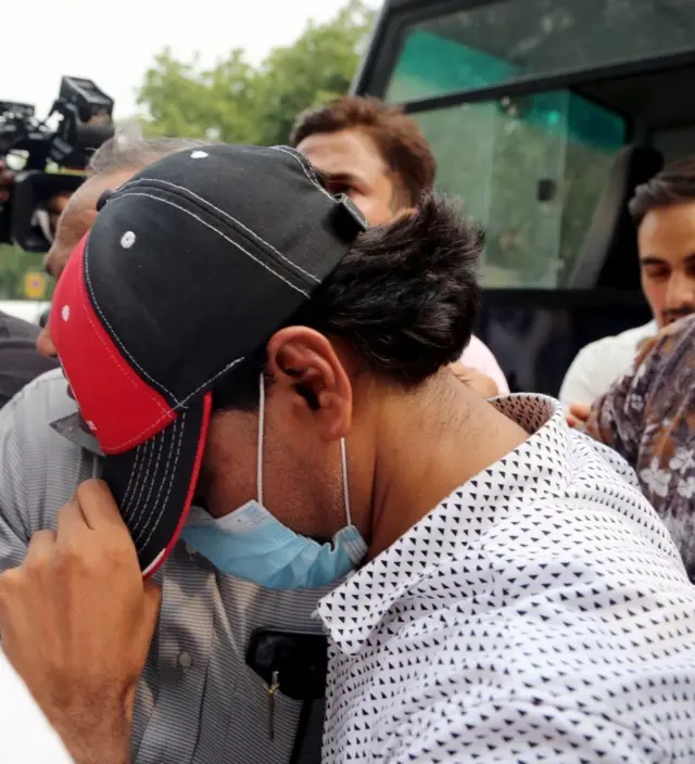 कोर्ट में पेशी के दौरान पत्रकार मोहम्मद ज़ुबैर