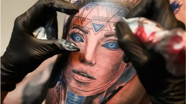 নারীর অবয়বে উল্কি।