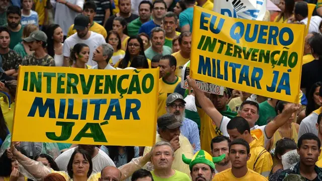 Manifestantes com cartazes pedindo 'Intervenção militar já'. Av. Paulista, 15sportingbet semarçosportingbet se2015.