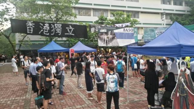 香港中文大學去年有學生在校園掛出"香港獨立"的橫幅，引來爭議。
