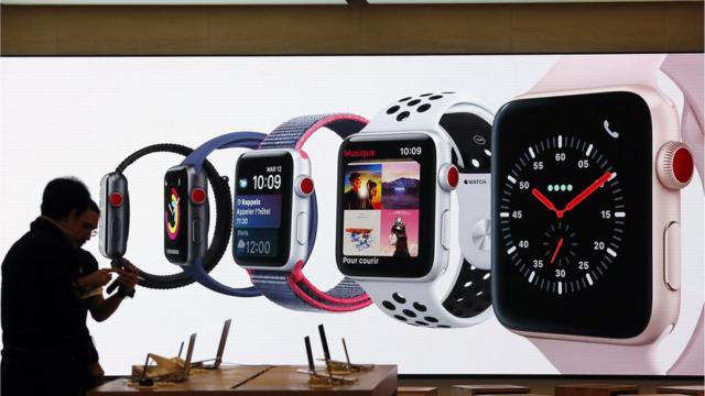 Apple Watches en una tienda Apple en París