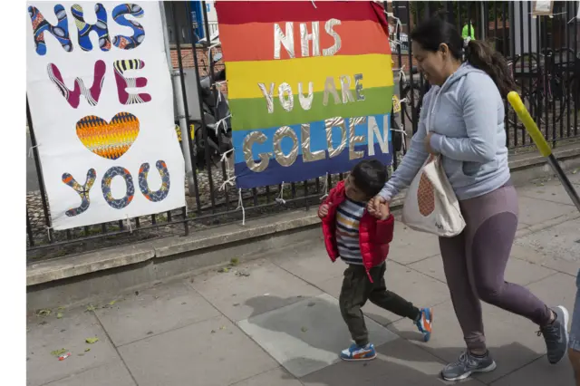 Плакаты с признанием в любви NHS