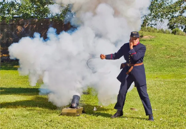 Un hombre lanza un cañón