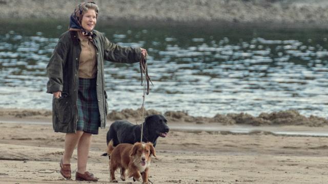 Имельда Стонтон в роли королевы гуляет с собаками по берегу моря