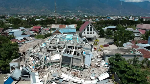 ভেঙ্গে পড়েছে পালুর ১০-তলা একটি হোটেল