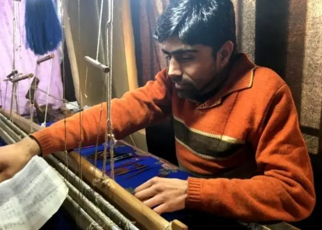 শালের অর্ডার কমেছে, ফলে তাঁতি ফায়াজ আহমেদের মজুরী অর্ধেক হয়ে গেছে।