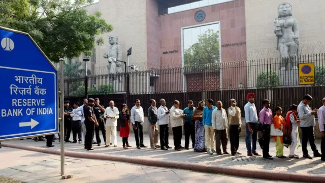 2016 నవంబర్‌లో నోట్ల రద్దు జరిగినపుడు దిల్లీలో నోట్ల మార్పిడి కోసం ఆర్‌బీఐ వద్ద క్యూలో ప్రజలు