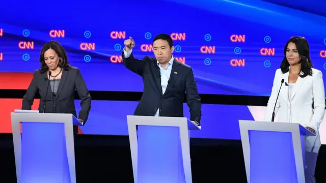 तुलसी गैबार्ड और कमला हैरिस