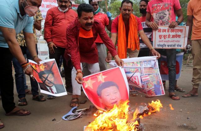 在印度博帕尔，有反中示威者高叫口号，并焚烧中国国家主席习近平的海报。