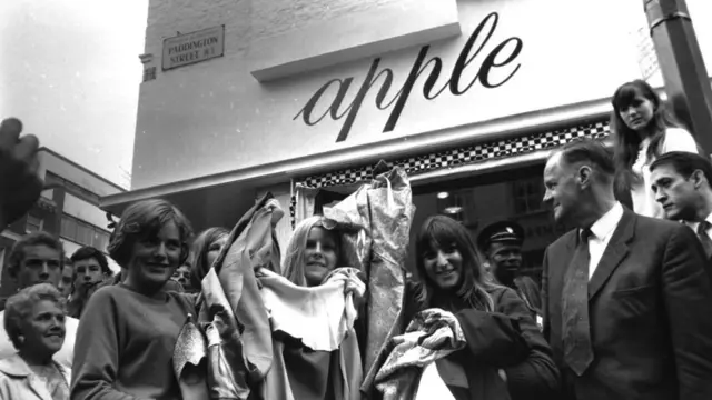 Счастливые обладатели бесплатно розданных товаров при закрытии Apple Boutique 31 июля 1968 года.