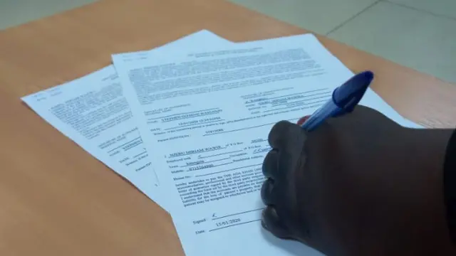 Miriam akiandika kwa kutumia mguu