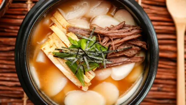 한국에서는 새해 설날 '떡국 먹었다'는 말은 '한 살 먹었다'는 의미를 가진다