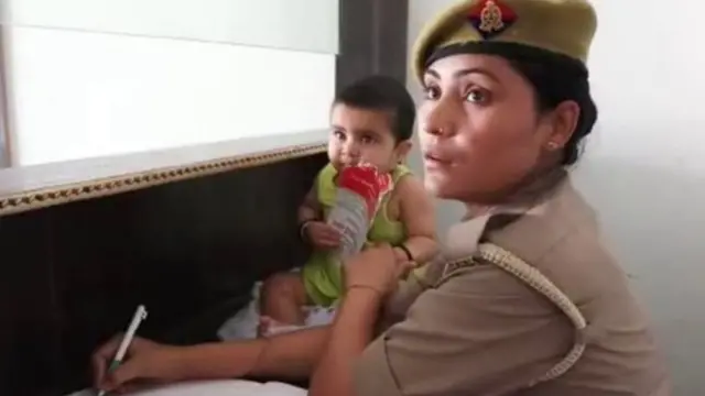 সন্তানসহ কর্মক্ষেত্রে অর্চনা