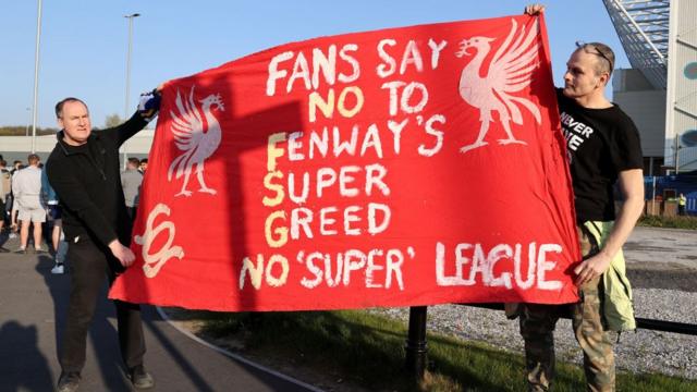 球迷在英國利茲主場艾蘭路路球場外舉起抗議標語