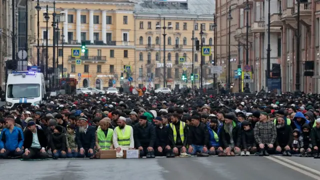 Россиянинг Санкт-Петербург шаҳрида мусулмонлар намозни кўчада ўқидилар