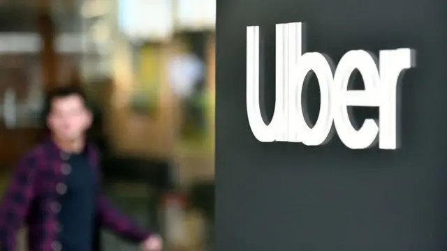 Uber logo marca na entrada da sede da empresa nos EUA