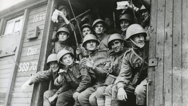 Солдаты едут на фронт. 1944 год