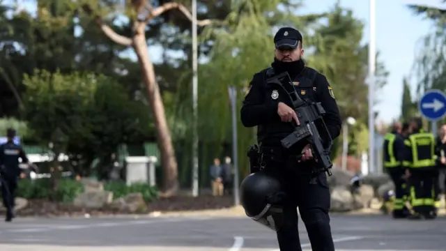 Um policial espanhol ajuda a proteger a área após a explosãopin-up bet baixaruma carta-bomba na embaixada ucranianapin-up bet baixarMadri na quarta-feira (30/11)