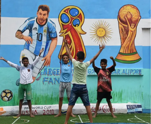 મેસીની પેઇન્ટિંગ પાસે બાળકો