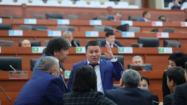 "Кумтөрдөгү" кылмыштуу чечимдерди убагында колдоп бергени үчүн материалдык колдоо алган депутаттар жөнүндө да материалдар бар экени эскертилди