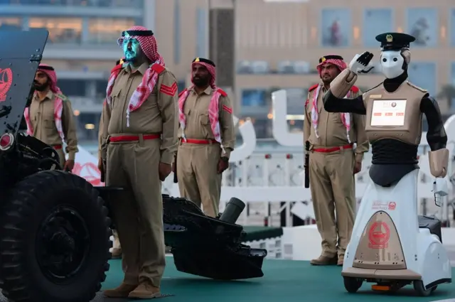 దుబాయ్లో ప్రదర్శించిన పోలీస్ రోబో