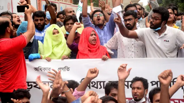 নুরুল হক নূরের সমর্থকরা তার বিরুদ্ধে মামলা-হামলার প্রতিবাদে ঢাকায় বিক্ষোভ করে, ২২-০৯-২০২০।