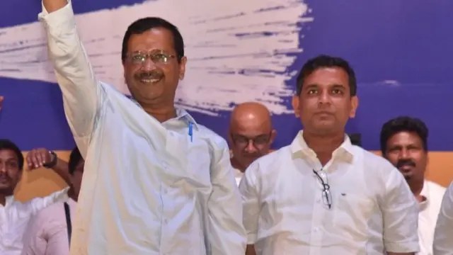 अरविंद केजरीवाल यांच्यासोबत अमित पालेकर