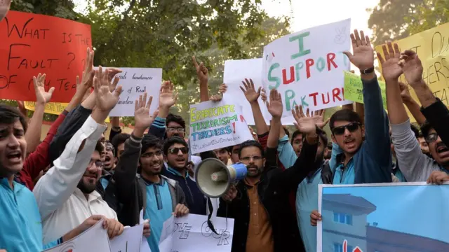 Okullardaki 143 öğrencinin ailesi, çğretmenlerin sınır dışı edilmemesi için imza dilekçesi vermişti.