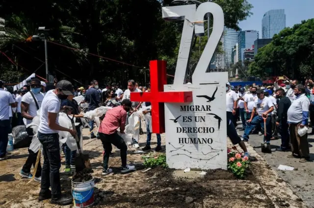 Antimonumento de la masacre de 72 migrantes en Tamaulipas.
