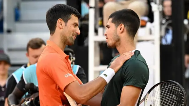 Novak Djokovic y Carlos Alcaraz se abrazan tras su semifinal del Madrid Open en 2022