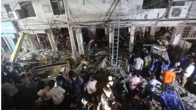 রোববার রাতে একদিকে যখন ভবনে উদ্ধার কাজ চলছিল, বাইরে অনেক মানুষ তাদের নিখোঁজ স্বজনদের সন্ধান পাওয়ার জন্য অপেক্ষা করছিলেন