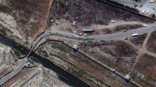 صف مسافران برای عبور از یک پست بازرسی ورود به فرودگاه