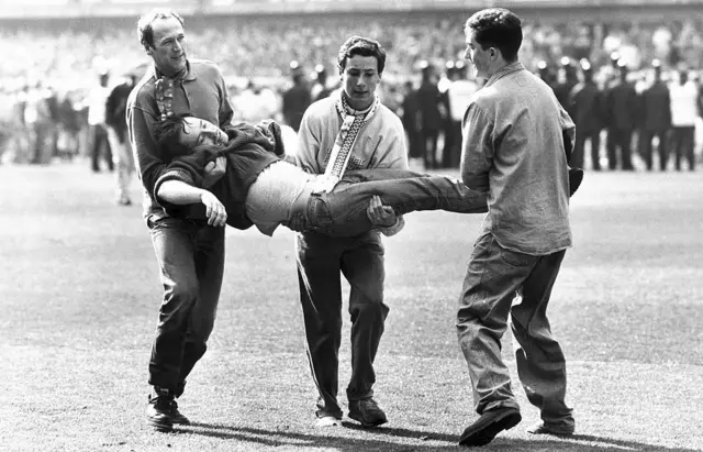 1989లో బ్రిటన్‌లో జరిగిన తొక్కిసలాటలో కనీసం 96 మంది అభిమానులు చనిపోయారు