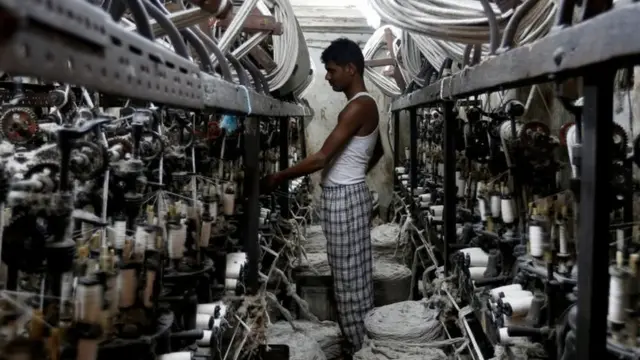 कपड़ा मिल में काम करता एक कामगार