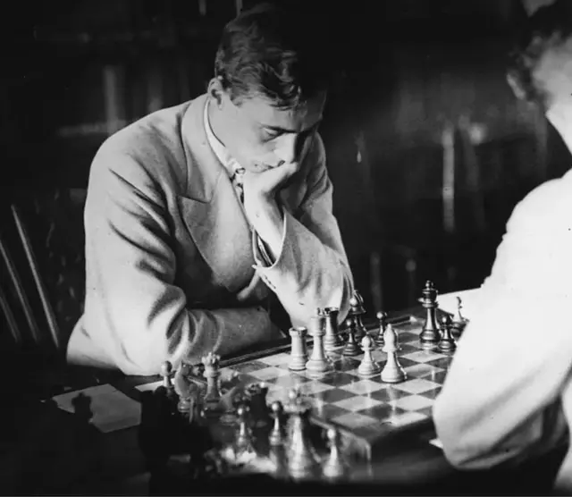 1 ઓગસ્ટ, 1933ના રોજ લેવાયેલા આ ફોટોગ્રાફમાં સુલતાન ખાન હેસ્ટિંગ્સ, સસેક્સ ખાતે બ્રિટિશ ચેસ ચૅમ્પિયનશિપ દરમિયાન એલેક્ઝાન્ડર સામે રમી રહ્યા છે.