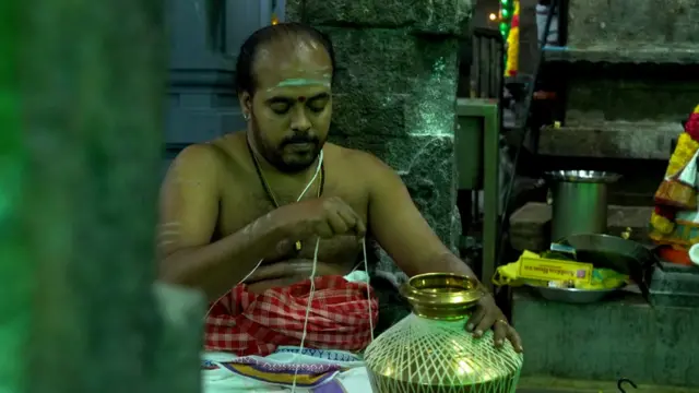 ఆలయ పూజారి