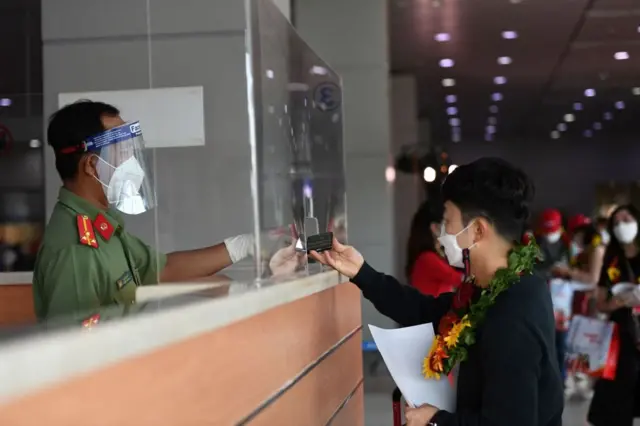 Một du khách Hàn Quốc làm thủ tục nhập cảnh tại sân bay quốc tế Phú Quốc vào ngày 20 tháng 11 năm 2021