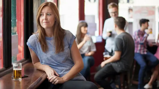 Una muer que espera en un bar