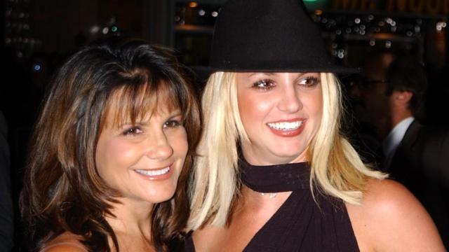 Britney Spears e sua mãe, Lynne, em 2002
