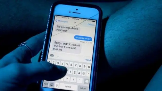 در این عکس پیامک های رد و بدل شده بین دو نفر دیده می شود که در آن، یک نفر از یک زن پرسیده است: "موهای پاهایت را نزده ای؟" و وقتی به او پاسخ داده شده "ببخشید؟" دوباره پیامک داده است: "ببخشید. نمی خواستم اینطور (جدی) باشد، فقط از سر کنجکاوی بود."