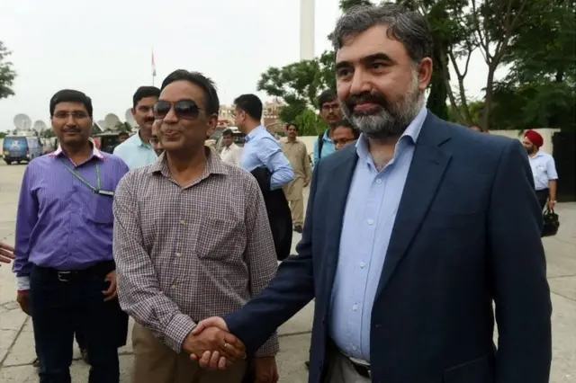 भारत के वाटर कमीशनर पीके सक्सेना और पाकिस्तान के वाटर कमीशनर सैय्यद मेहर अली शाह