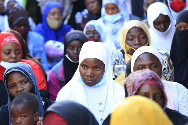 Masaajidka qaybta dumarka ay ku dukadaan ayay haweenka ku kulansan yihiin iyaga oo salaad sugayo.