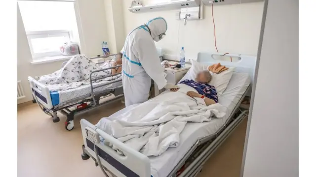 Епископ Пантелеимон посещает 40-ю больницу в Коммунарке