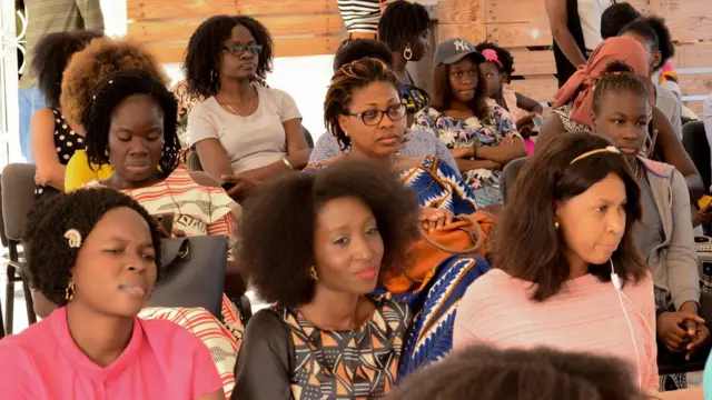 Une assemblée avec des femmes portant leurs cheveux afro naturels.