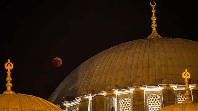 د ترکیې استانبول سلیمانیه جومات پر سر د سپوږمۍ نیولو (خسوف) ننداره