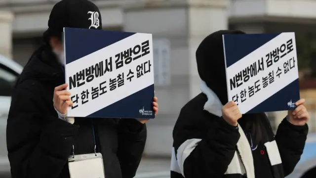 조주빈 등 범죄조직 선고기일인 26일 오전 서울 서초구 서울중앙지법 앞에서 'eNd(n번방 성착취 강력처벌 촉구시위)' 회원들이 조주빈 등에 대해 엄벌을 촉구하고 있다