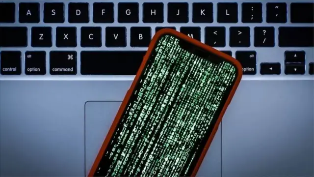 Telepon genggam sebagai saranan utama penggunaan aplikasi online