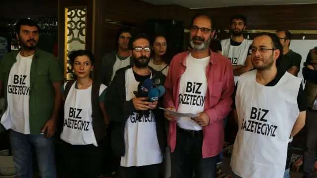 Gazetecilerden oturma eylemi