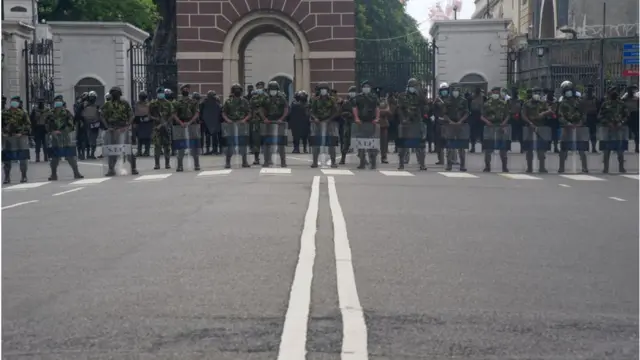 শ্রীলংকার কলম্বোতে কেন্দ্রীয় ব্যাংকের কাছে সেনাবাহিনীর সদস্যরা পাহারা দিচ্ছে। মে’র ৬ তারিখে দেশজুড়ে হরতালের মধ্যে তারা বিক্ষোভের মধ্যে এখানে অবস্থান নেয়।